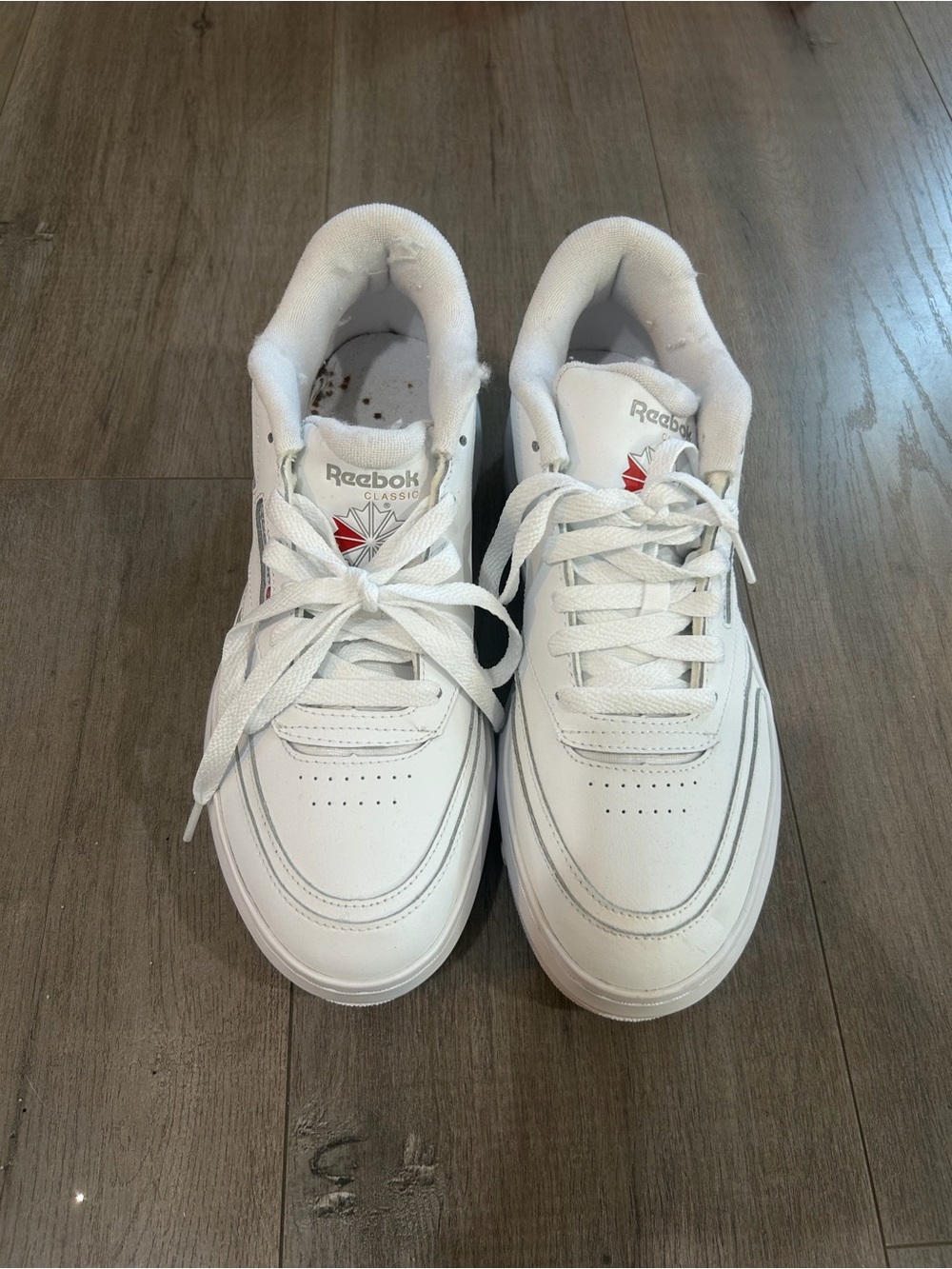 Reebok
Size: 10 1/2 
White Leather Low-Top Sneakers